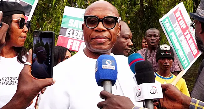 Video: Amaechi joins NASS protest demanding mandatory transmission of election results