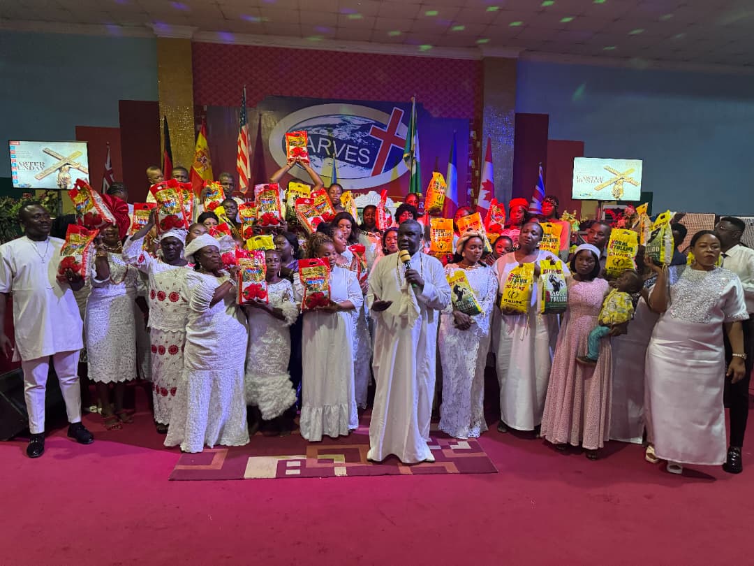 Cleric distributes rice to members at Easter, preaches love