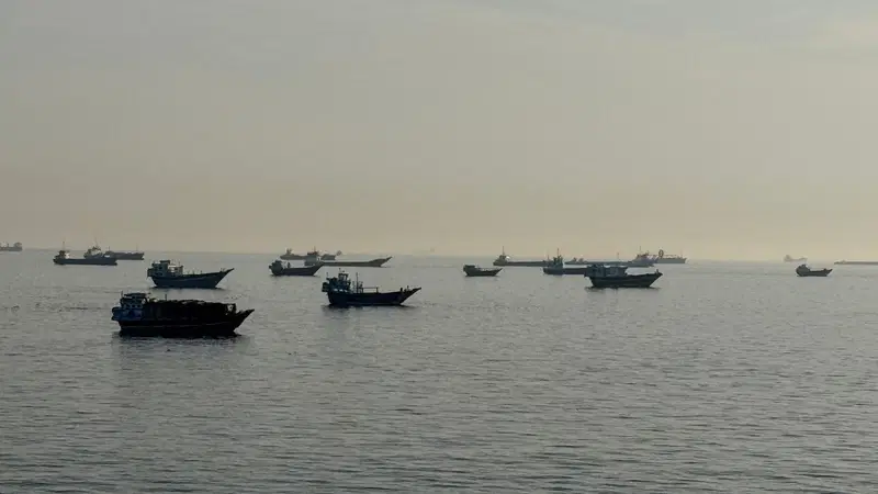 US launches fresh strikes on Iran as Trump announces Hormuz blockade, Tehran retaliates