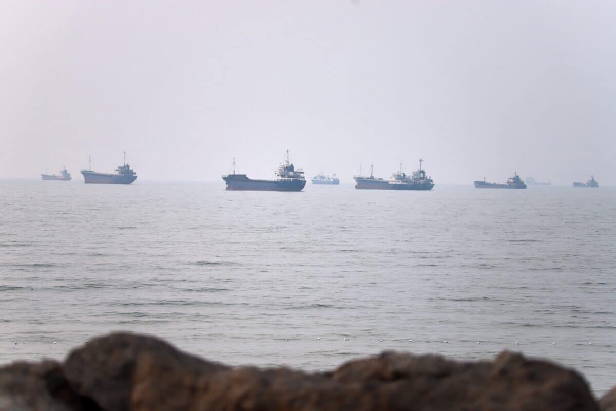 US launches fresh airstrikes on Iranian military positions in strait of Hormuz